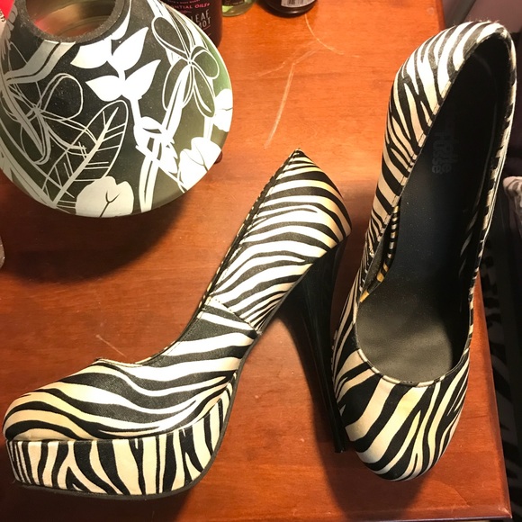🔥🔥 Zebra Heels🔥🔥 - Picture 2 of 5
